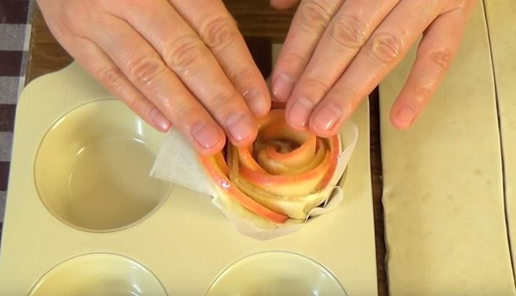 Extendimos los espacios en blanco en las celdas del molde para obtener cupcakes.