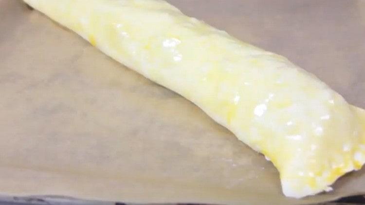 Lubricate ang produkto na may isang pinalo na itlog.