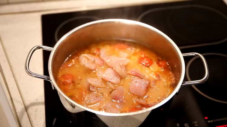 Para hacer sopa de abadejo, agregue el filete de pescado