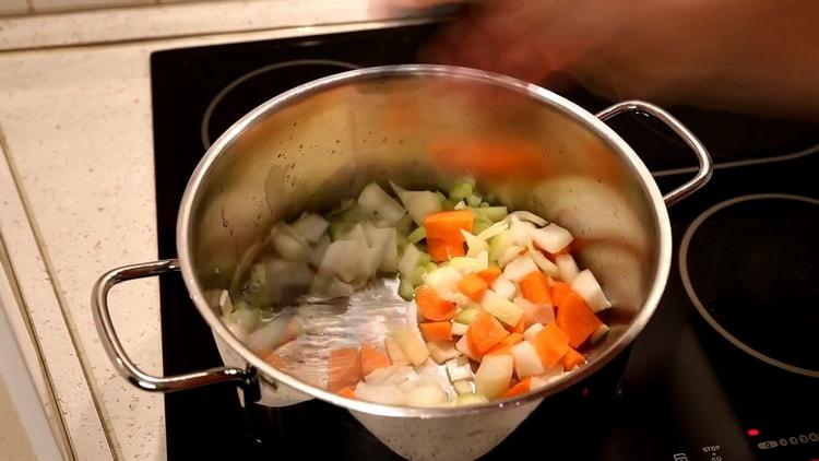 Para cocinar sopa de abadejo, cocine verduras