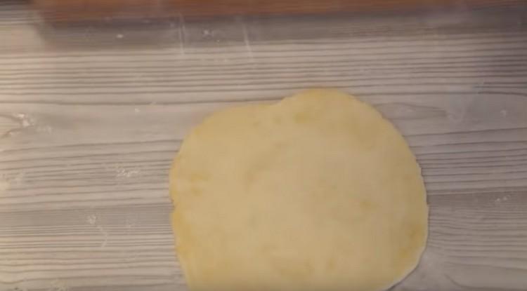 Étaler un morceau de pâte.