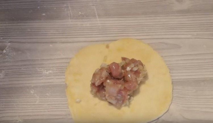 Au centre du gâteau obtenu, déposez une cuillère de garniture.