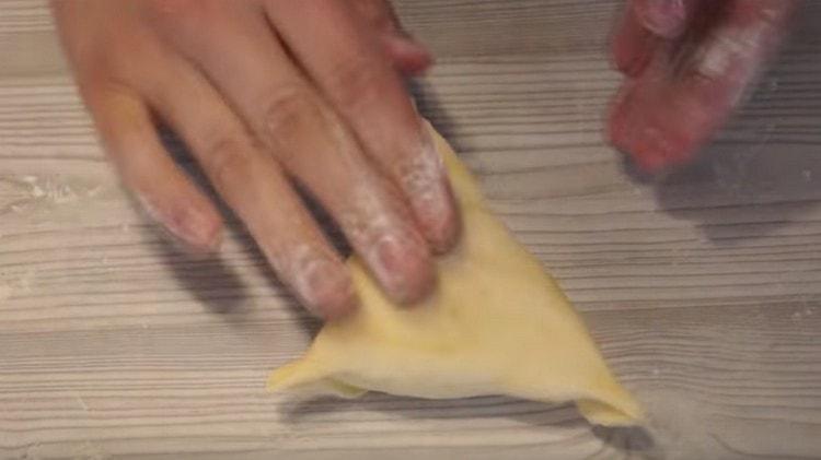 Retournez la couture de la samsa.