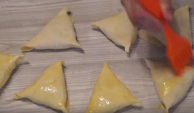 Avec un mélange de jaune et de lait, graisser les tartes.