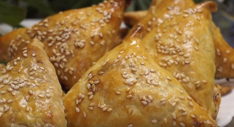 Samsa avec du poulet selon cette recette est juteuse et aromatique.