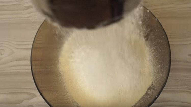 Tamisez la farine, salez-la.