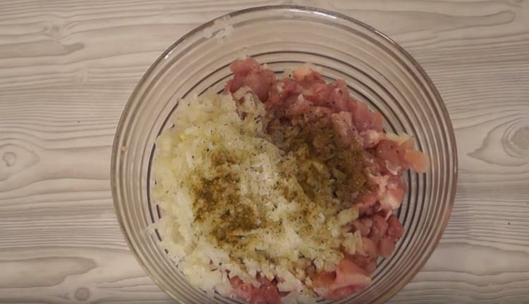 Mélangez l'oignon avec la viande, salez, poivrez et ajoutez des épices.