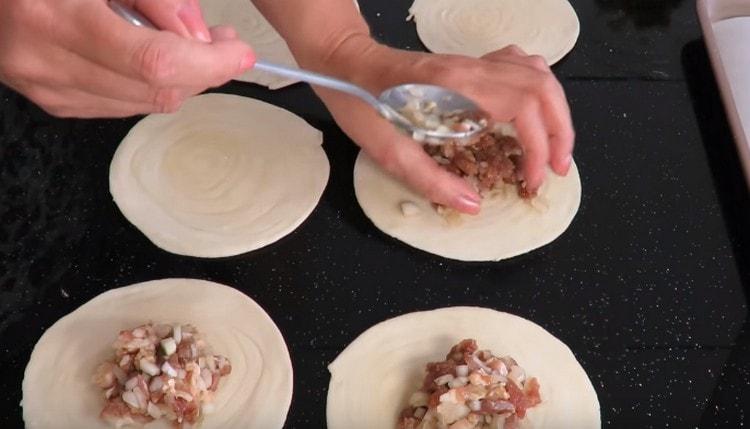 Sobre los pasteles obtenidos untamos el relleno de carne.