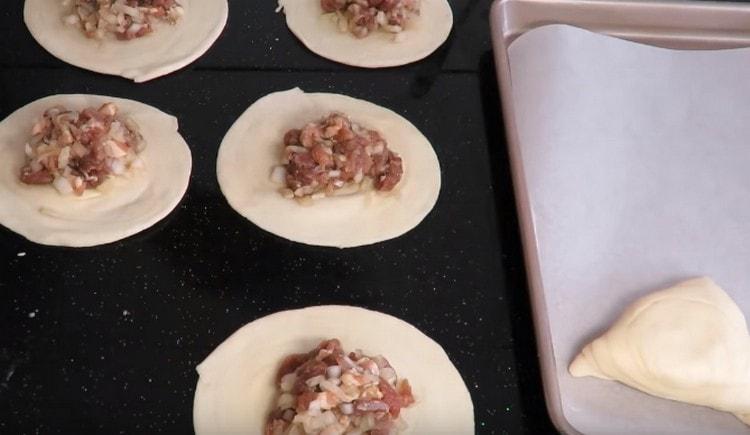 En la bandeja para hornear de samsa, coloque la costura hacia abajo.