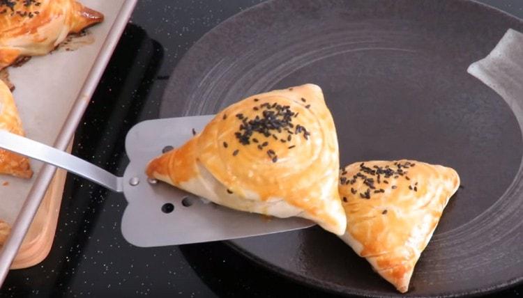 Enviamos productos al horno y horneamos hasta que estén cocidos.