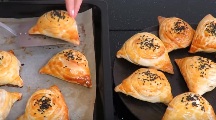 Tal samsa con carne es extremadamente sabroso.