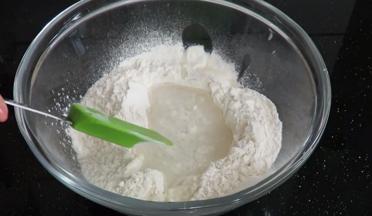 Agregamos agua y sal a la harina, haciendo una depresión en ella.