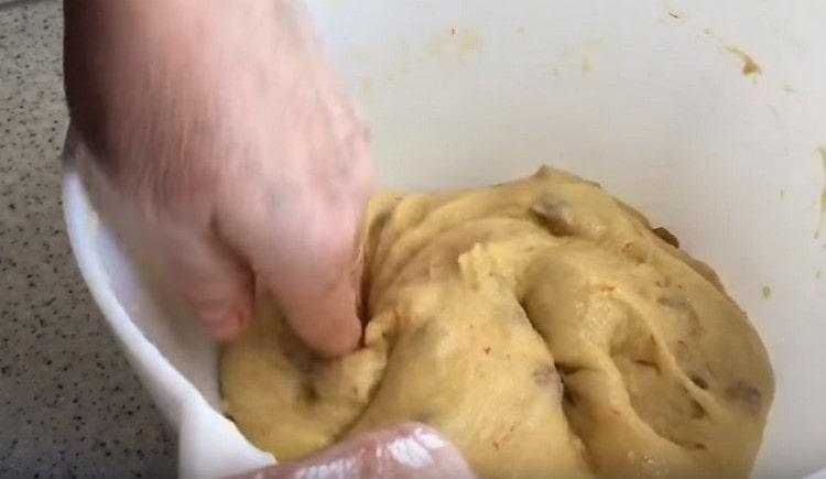 Сега можете да смесвате захаросани плодове, стафиди или ядки в кифличката и сладкиша за великденска торта.