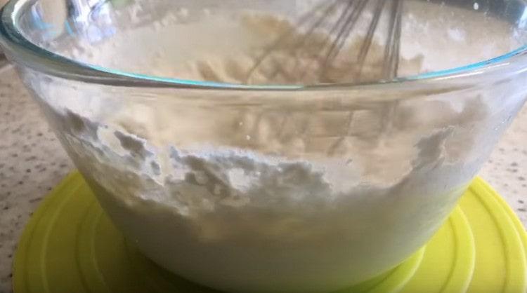 Добавете брашното и замесете тестото.