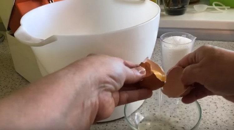 За да приготвим мъфина, вземаме яйцата.