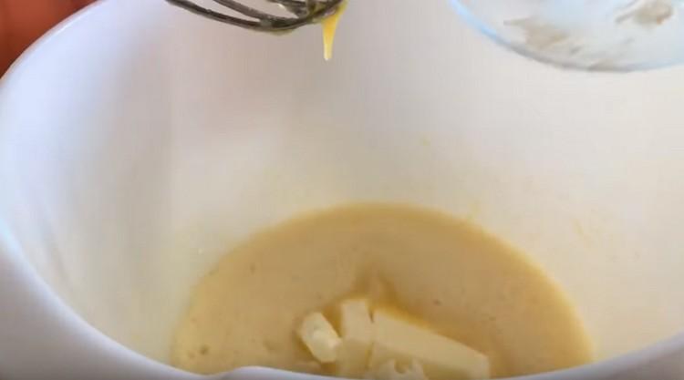 Добавете маслото, разбийте отново.