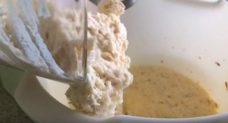 Разпределяме тестото към течните компоненти.