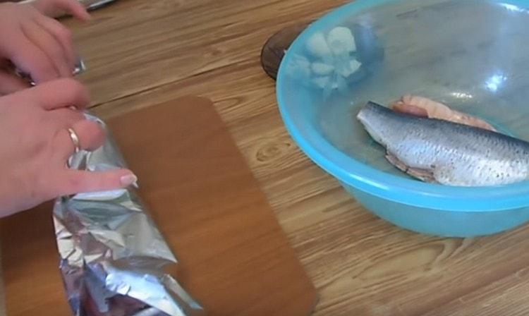 עטפו את הפגר בחוזקה בנייר כסף.