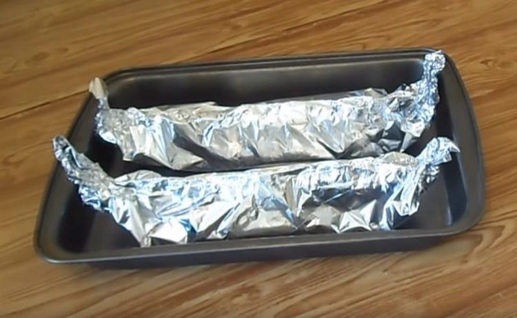 פרשנו את הפגרים בתבנית ושולחים לתנור.