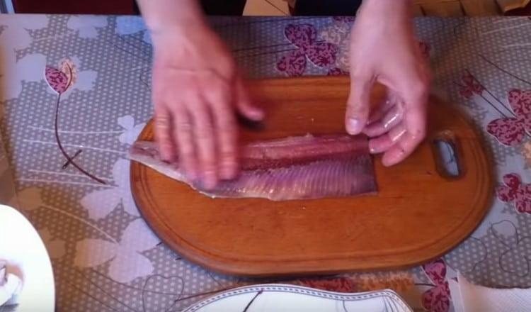 Verificare con la mano la presenza di semi, rimuoverli.