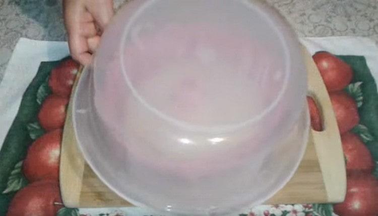 Lăsăm aluatul sub formă, astfel încât să crească.