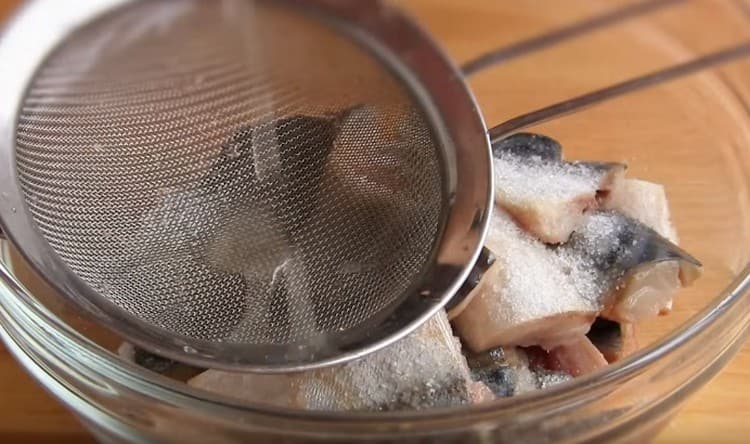 Add salt to the fish, pour with lemon juice.