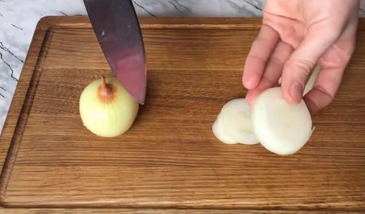 Нарежете лука на пръстени.