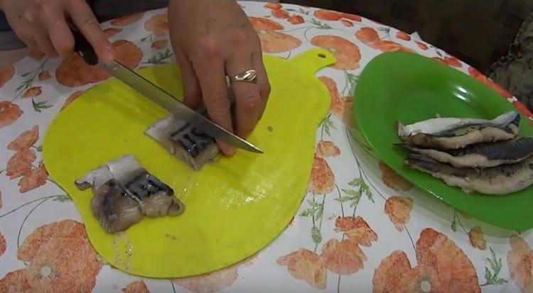 Tăiați fileul de macrou în bucăți.