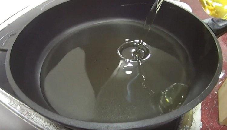 Ei bine, încălziți uleiul într-o tigaie.