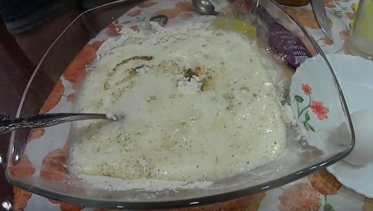 Adăugați bere la făină.