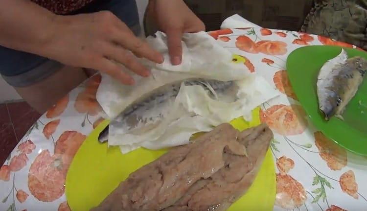 Ștergeți fiecare file cu prosoape de hârtie.