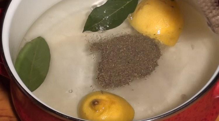 Adicione sal, louro. pimenta, endro seco e deixe a água ferver.