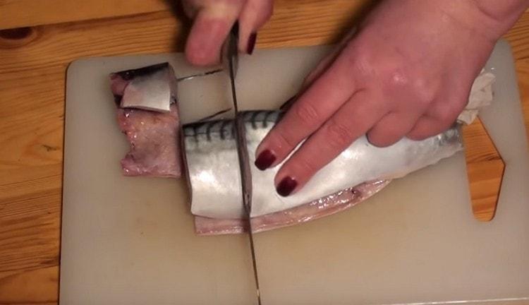 Limpamos a cavala, estripamos e cortamos em pedaços.