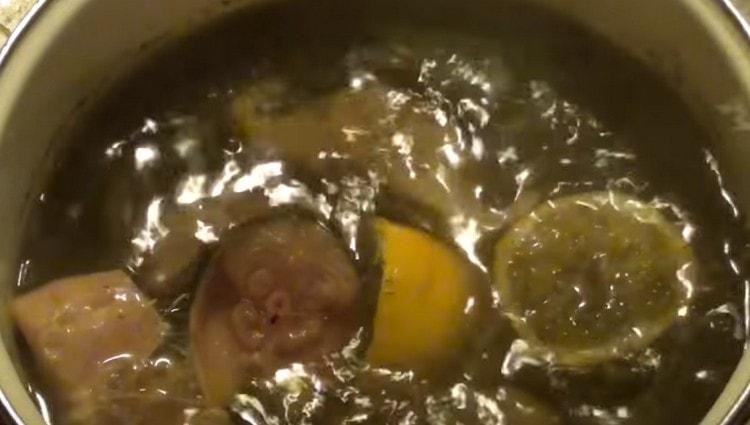 Quando a água ferver, coloque os pedaços de peixe na panela e cozinhe por 10 minutos.