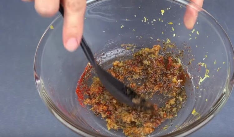 Agregue aceite vegetal y mezcle bien.