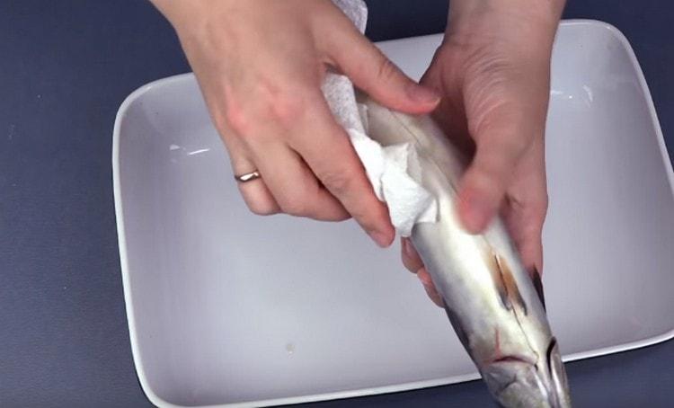 Destripamos la caballa, la lavamos y la secamos con toallas de papel.