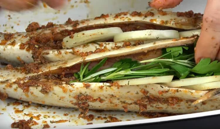 Dentro del cadáver había cebollas, perejil, romero.