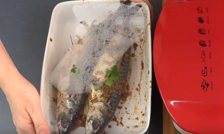 Después de cubrir el recipiente con film transparente, enviamos el pescado a marinar en el refrigerador.