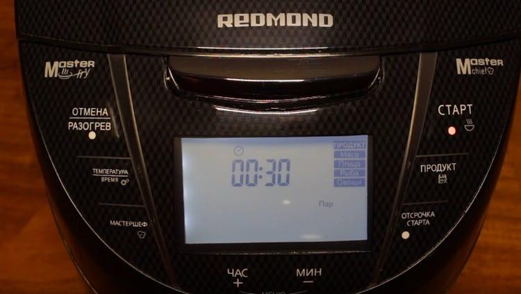 Nous définissons le mode Vapeur pendant une demi-heure sur le multicuiseur.