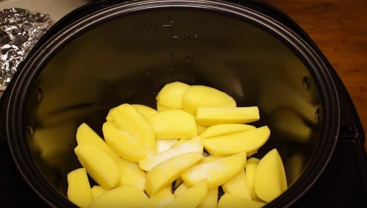 Ajoutez du sel à la pomme de terre.