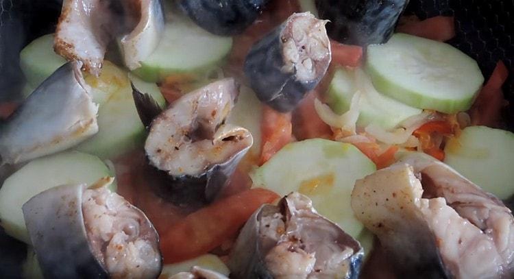 When the vegetables are softer, lay out the pieces of mackerel on them.