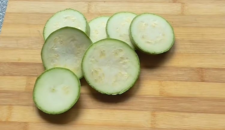 Cut into slices of zucchini.