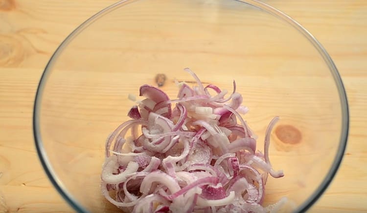 Se adaugă sare în ceapă.