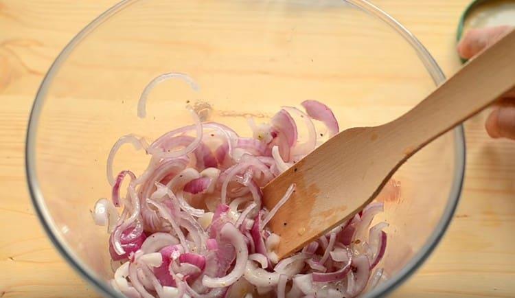 Adăugăm și piperul, uleiul vegetal și oțetul, amestecăm.