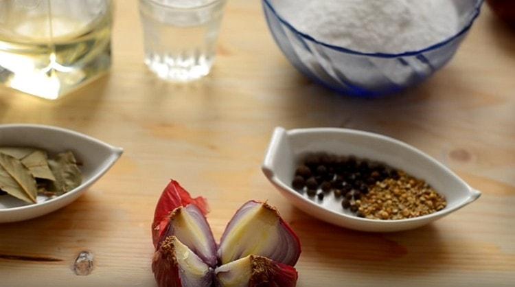 Tăiați ceapa în sferturi.