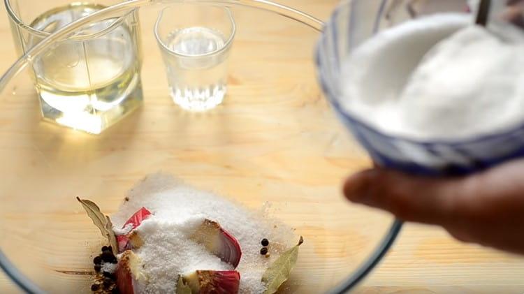 Adăugați condimentele, zahărul și sarea în ceapă într-o cratiță sau un vas adânc.