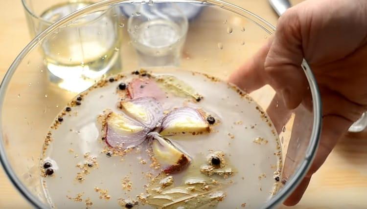 Punem marinata la gătit, apoi o răcorim.