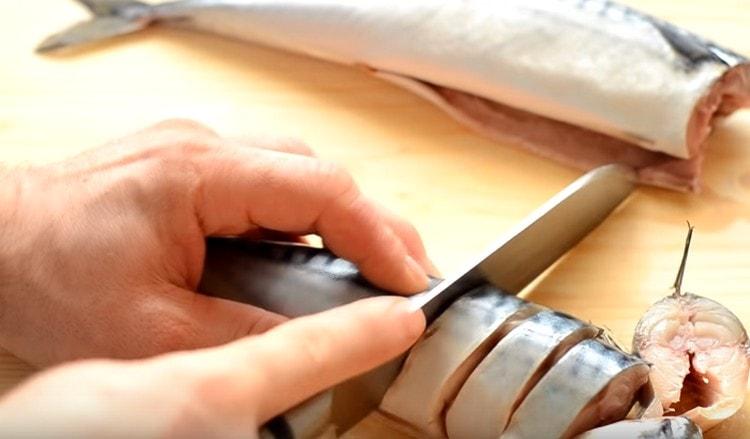 Carcasele spălate de macrou sunt tăiate în bucăți.