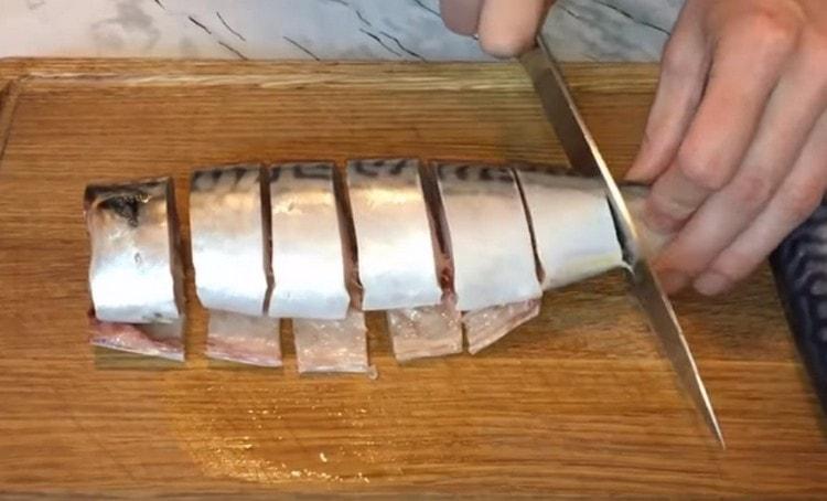 Tăiați macroule în bucăți.