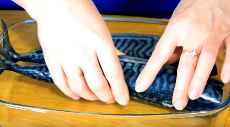 Подредете скумрията в дълбока купа.